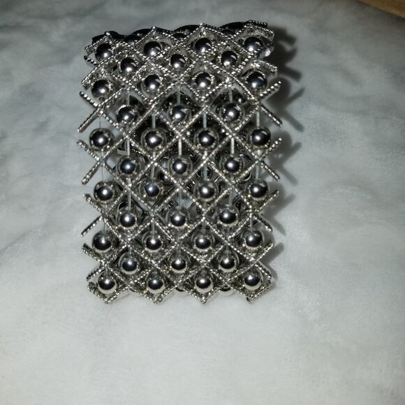 Free with $20 purchase 8" stretchy silver ball bracelet - Picture 4 of 4